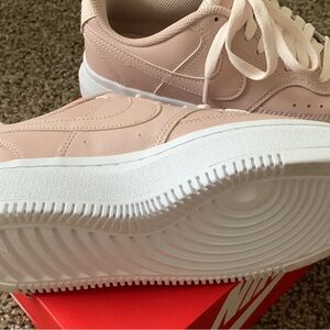 Nike Woman’s pink platform sneaker Size 7